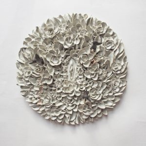 Lidia KOSTANEK, Sainte Sebastienne, Relief Céramique, 35 x 35 cm