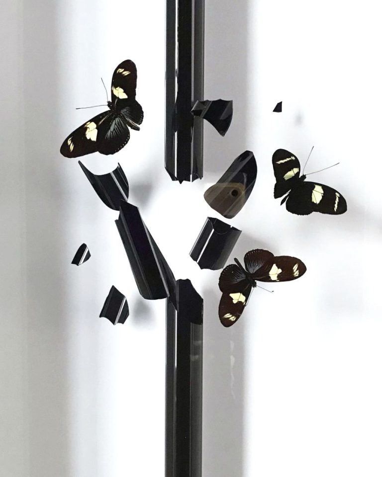 MANIOULOUX – Impact (néon noir) – 90 x 31 x 11 cm