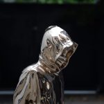 COLOMINA L Attrape Cœur Enfant En Bronze Poli, Cœur Peint En Rouge, Socle Patiné Noir 113 X 38 X 38 Cm