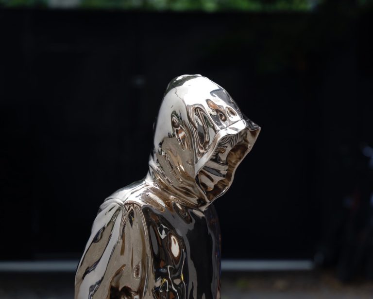 COLOMINA L Attrape Cœur Enfant En Bronze Poli, Cœur Peint En Rouge, Socle Patiné Noir 113 X 38 X 38 Cm