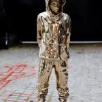 COLOMINA L Attrape Cœur Enfant En Bronze Poli, Cœur Peint En Rouge, Socle Patiné Noir 113 X 38 X 38 Cm(2)