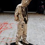 COLOMINA L Attrape Cœur Enfant En Bronze Poli, Cœur Peint En Rouge, Socle Patiné Noir 113 X 38 X 38 Cm(3)