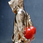 COLOMINA L Attrape Cœur Enfant En Bronze Poli, Cœur Peint En Rouge, Socle Patiné Noir 113 X 38 X 38 Cm(5)