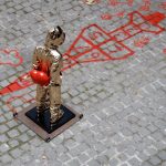 COLOMINA L Attrape Cœur Enfant En Bronze Poli, Cœur Peint En Rouge, Socle Patiné Noir 113 X 38 X 38 Cm(6)