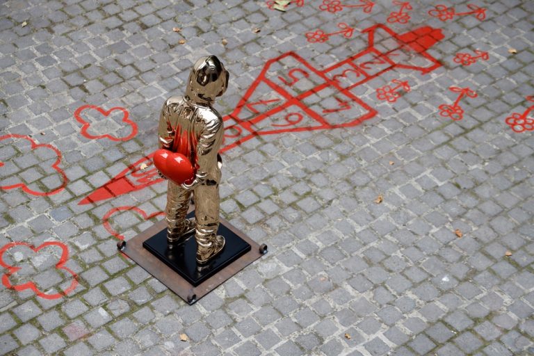 COLOMINA L Attrape Cœur Enfant En Bronze Poli, Cœur Peint En Rouge, Socle Patiné Noir 113 X 38 X 38 Cm(6)