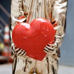 COLOMINA L Attrape Cœur Enfant En Bronze Poli, Cœur Peint En Rouge, Socle Patiné Noir 113 X 38 X 38 Cm(7)