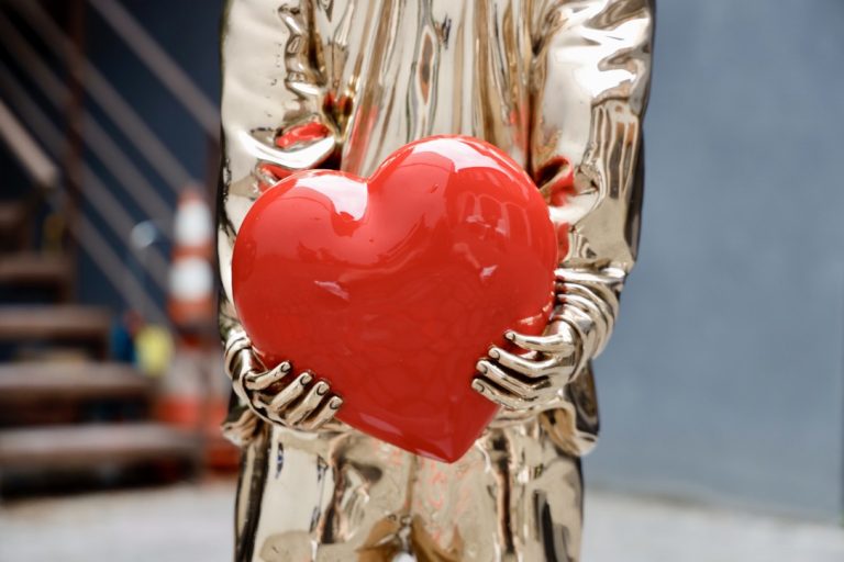 COLOMINA L Attrape Cœur Enfant En Bronze Poli, Cœur Peint En Rouge, Socle Patiné Noir 113 X 38 X 38 Cm(7)