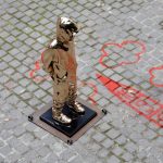 COLOMINA L Attrape Cœur Enfant En Bronze Poli, Cœur Peint En Rouge, Socle Patiné Noir 113 X 38 X 38 Cm(8)