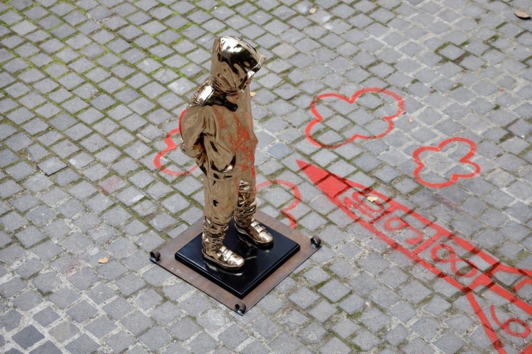 COLOMINA L Attrape Cœur Enfant En Bronze Poli, Cœur Peint En Rouge, Socle Patiné Noir 113 X 38 X 38 Cm(8)