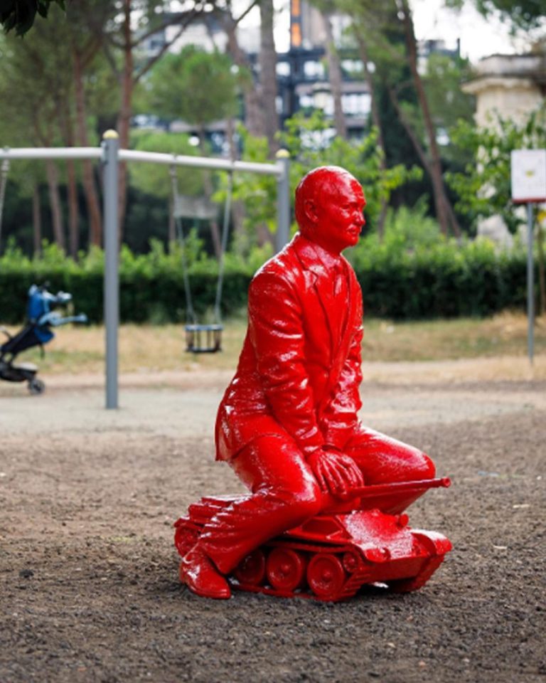 COLOMINA James Vladimir Résine 127 X 98 X 86 Cm (1)