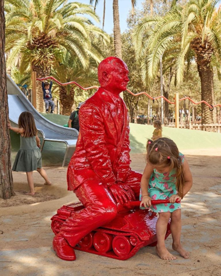 COLOMINA James Vladimir Résine 127 X 98 X 86 Cm (4)