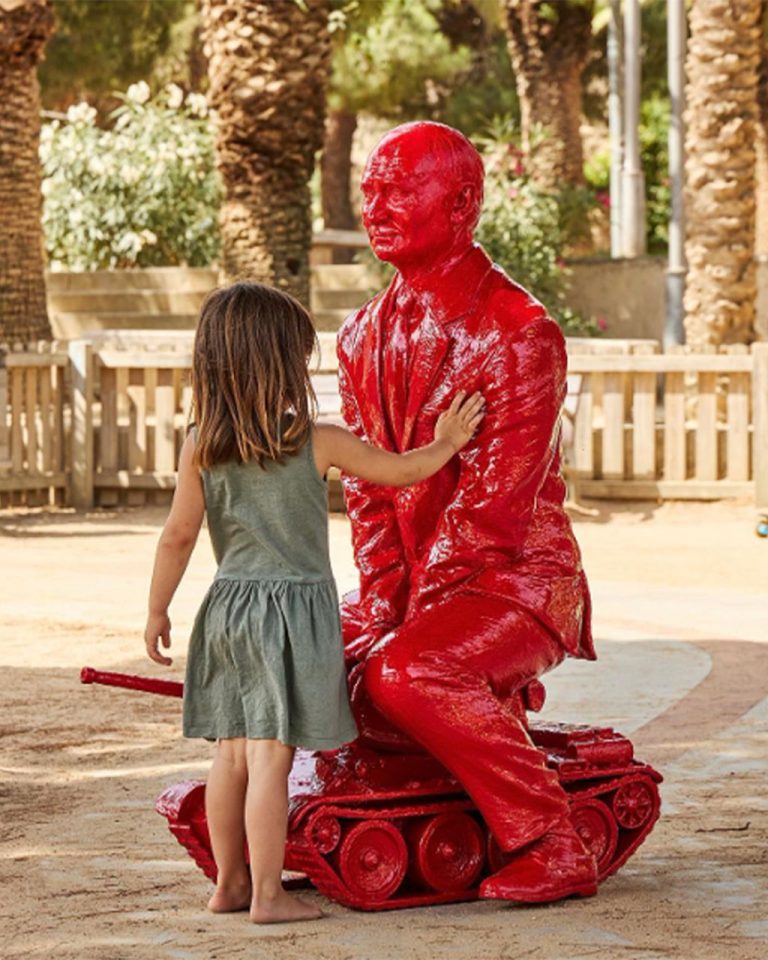 COLOMINA James Vladimir Résine 127 X 98 X 86 Cm (5)